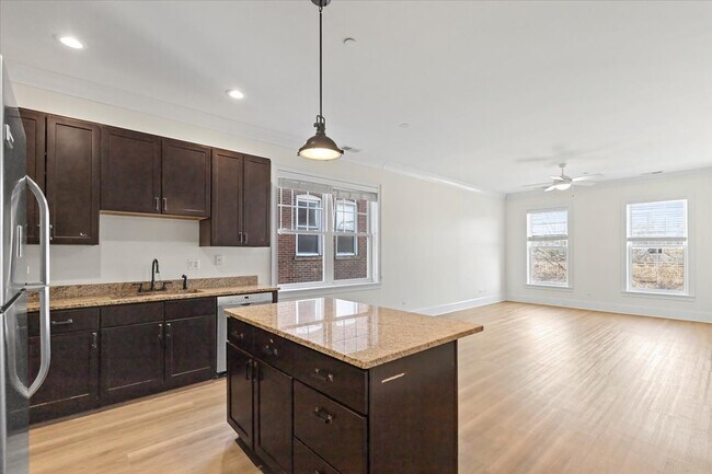 2504 Green Bay Rd, Unit 202 in Evanston, IL - Building Photo - Building Photo