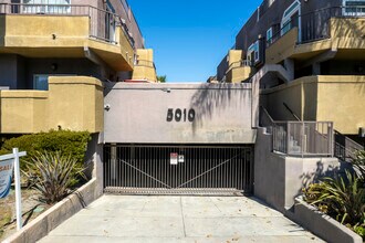 5010 Cahuenga Blvd in Toluca Lake, CA - Building Photo - Building Photo