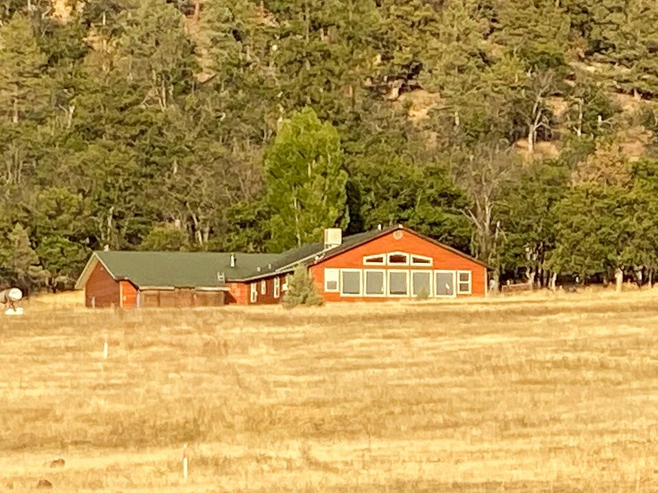 5304 Hamlin Gulch Rd in Fort Jones, CA - Foto de edificio