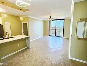 651 Okeechobee Blvd, Unit Ph1-10 in West Palm Beach, FL - Foto de edificio - Building Photo