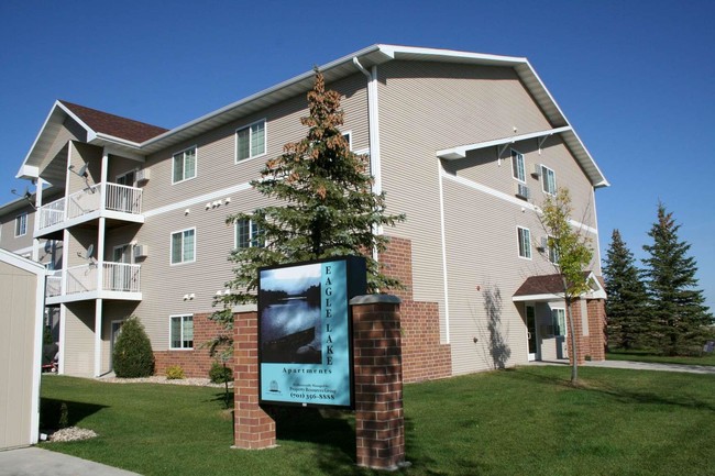 Eagle Lake Apartments in West Fargo, ND - Foto de edificio - Building Photo