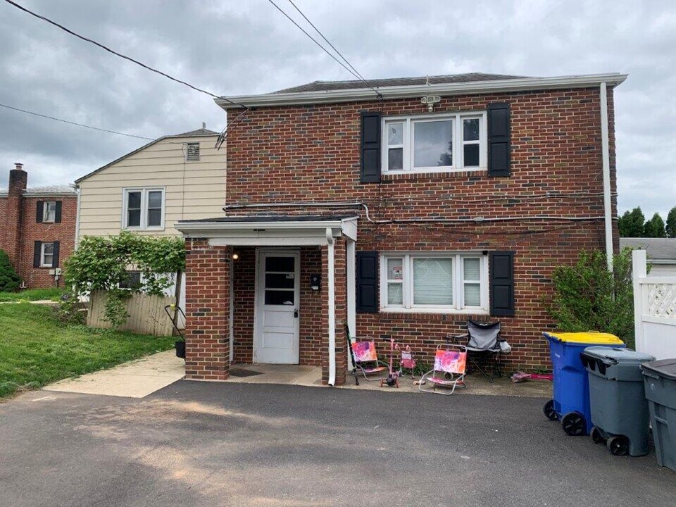 560 N Pine St, Unit B in Middletown, PA - Building Photo