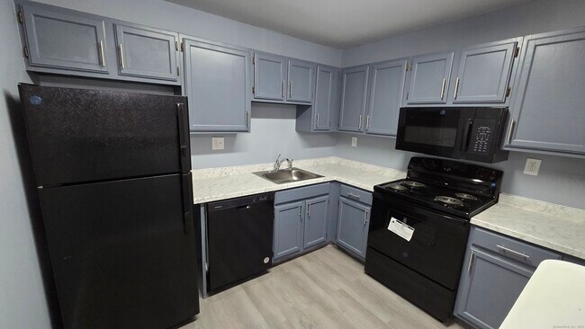 2211 Cromwell Hills Dr in Cromwell, CT - Building Photo - Building Photo