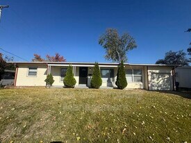 775 Crabapple Ln in Florissant, MO - Building Photo