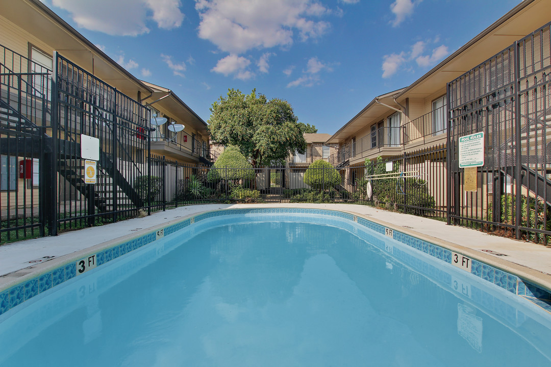 Norvell Court Apartments in Dallas, TX - Building Photo