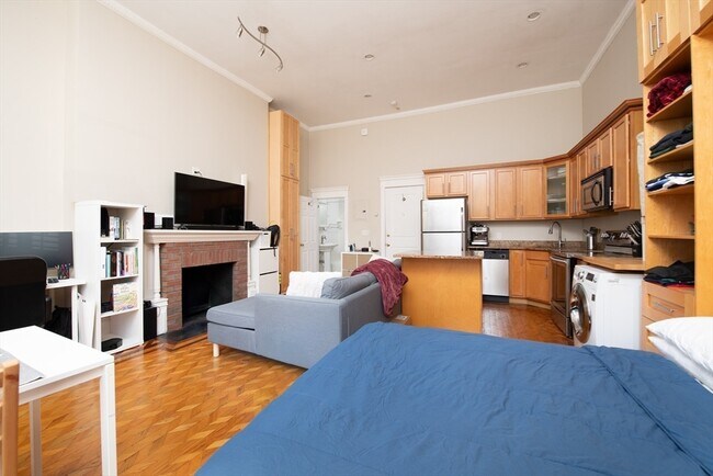 193 Beacon St, Unit 4 in Boston, MA - Building Photo - Building Photo