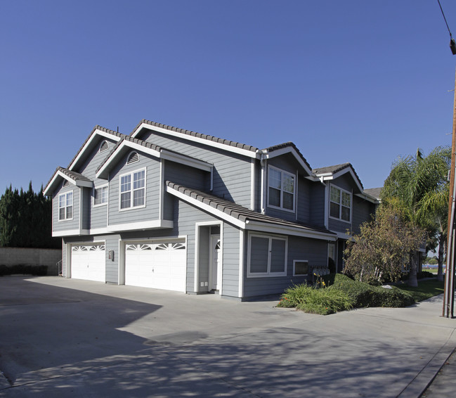 6482 Orange Ave in Cypress, CA - Foto de edificio - Building Photo