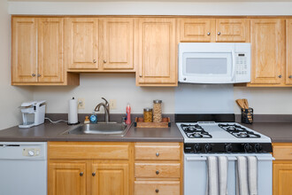 Colony Hill Apartments & Townhomes in Baltimore, MD - Building Photo - Interior Photo