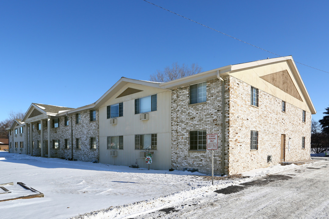 300 - High St. in Fort Atkinson, WI - Foto de edificio