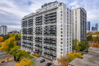 Balliol Towers Apartments in Toronto, ON - Building Photo - Building Photo