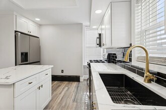 325 E Hector St in Conshohocken, PA - Foto de edificio - Building Photo