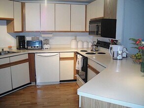 270 E Highland Ave, Unit 835 in Milwaukee, WI - Building Photo - Building Photo