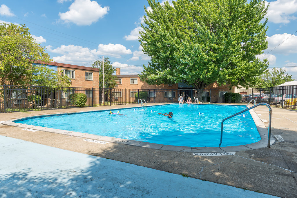 7006 Detroit Apartments & Lakewood Area in Cleveland, OH - Foto de edificio