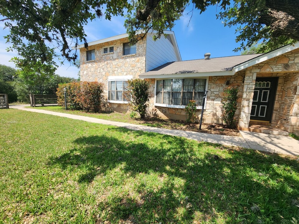 4215 Summer Breeze Ln in San Antonio, TX - Building Photo