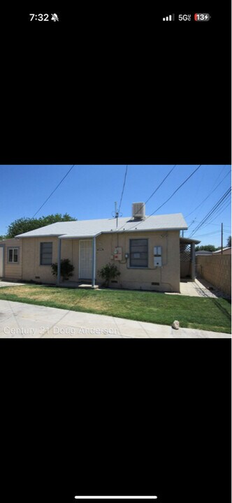 44517 Cedar Ave in Lancaster, CA - Building Photo