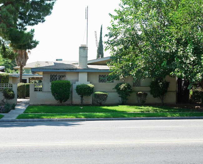 1425 W Clinton Ave in Fresno, CA - Foto de edificio - Building Photo