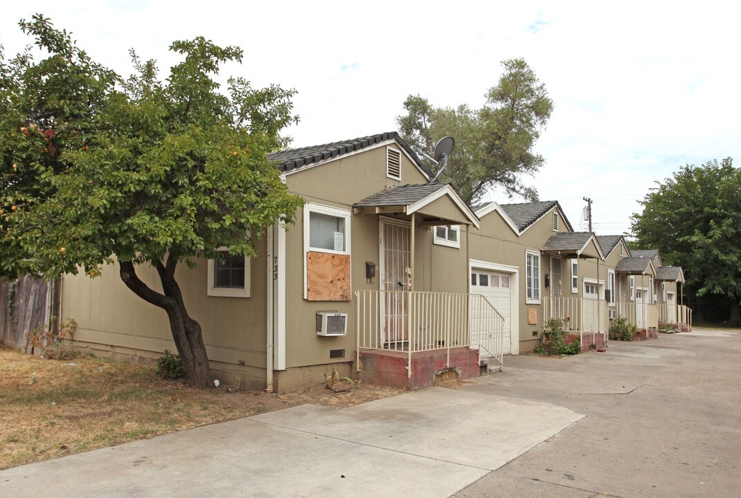 735 S Sacramento St in Lodi, CA - Foto de edificio