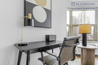 8 W Chestnut St in Chicago, IL - Building Photo - Building Photo