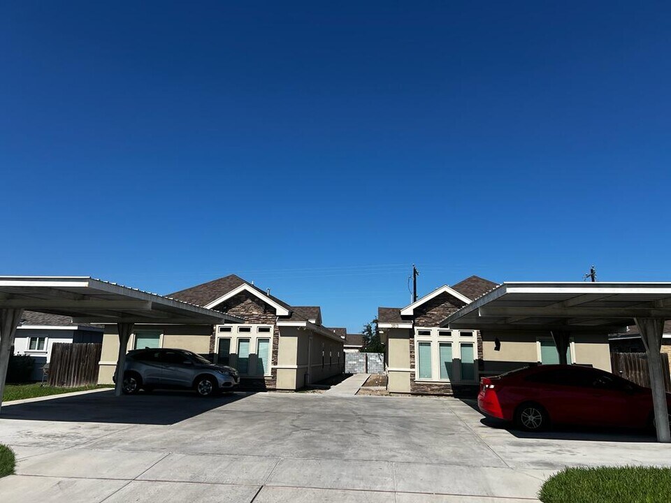 3813 Whitewing Ave, Unit #2 in Edinburg, TX - Foto de edificio