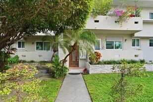 9881 W Bay Harbor Dr in Bay Harbor Islands, FL - Building Photo