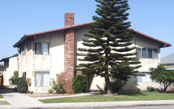 3671 Farquhar Ave in Los Alamitos, CA - Foto de edificio - Building Photo