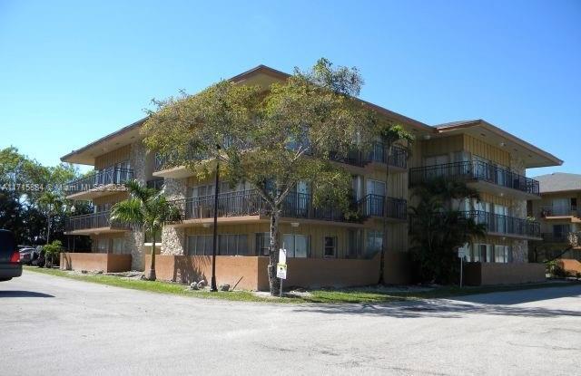 4850 SW 63rd Terrace in Davie, FL - Foto de edificio