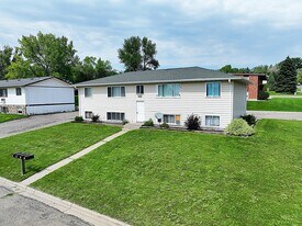 1300 14th Ave NW, Unit Unit 3 in Minot, ND - Building Photo