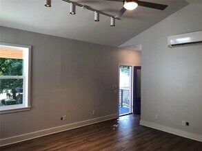 1303 E Cesar Chavez St in Austin, TX - Building Photo - Building Photo