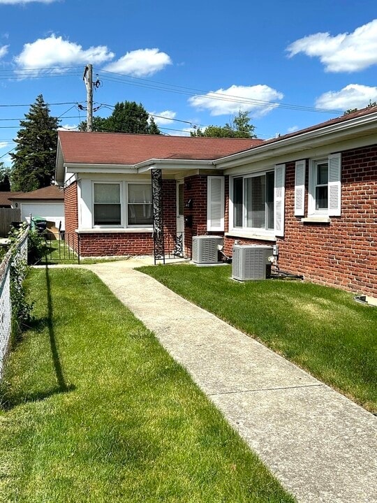 9942 W Cermak Rd in Westchester, IL - Building Photo
