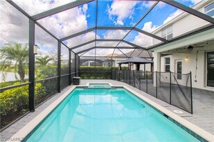 2380 Fallglo St in Naples, FL - Building Photo