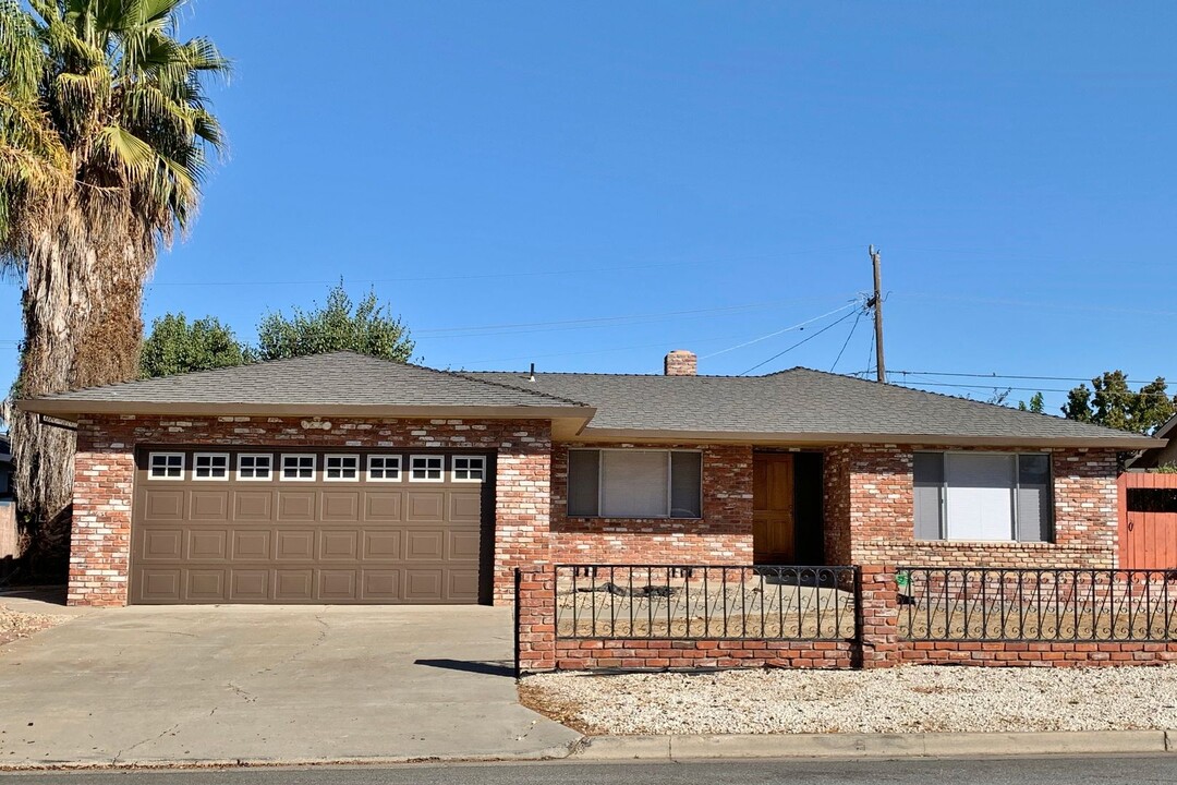 1270 Mesa Dr in Hollister, CA - Foto de edificio