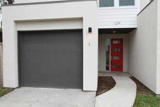 1204 Cometa St in Austin, TX - Foto de edificio - Building Photo