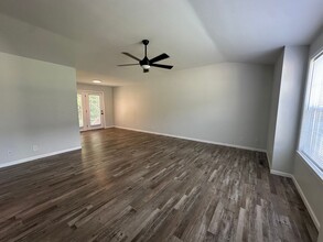 1608 Woodhill Dr in Lebanon, MO - Building Photo - Building Photo