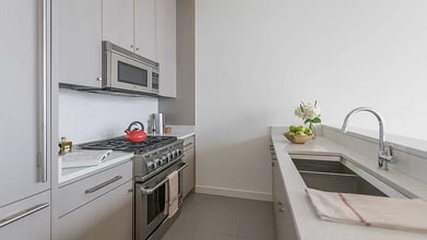 463 W 35th St in New York, NY - Building Photo - Building Photo
