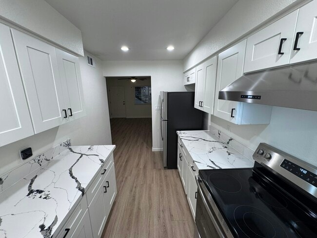 property at 2130 N Glenn Ave