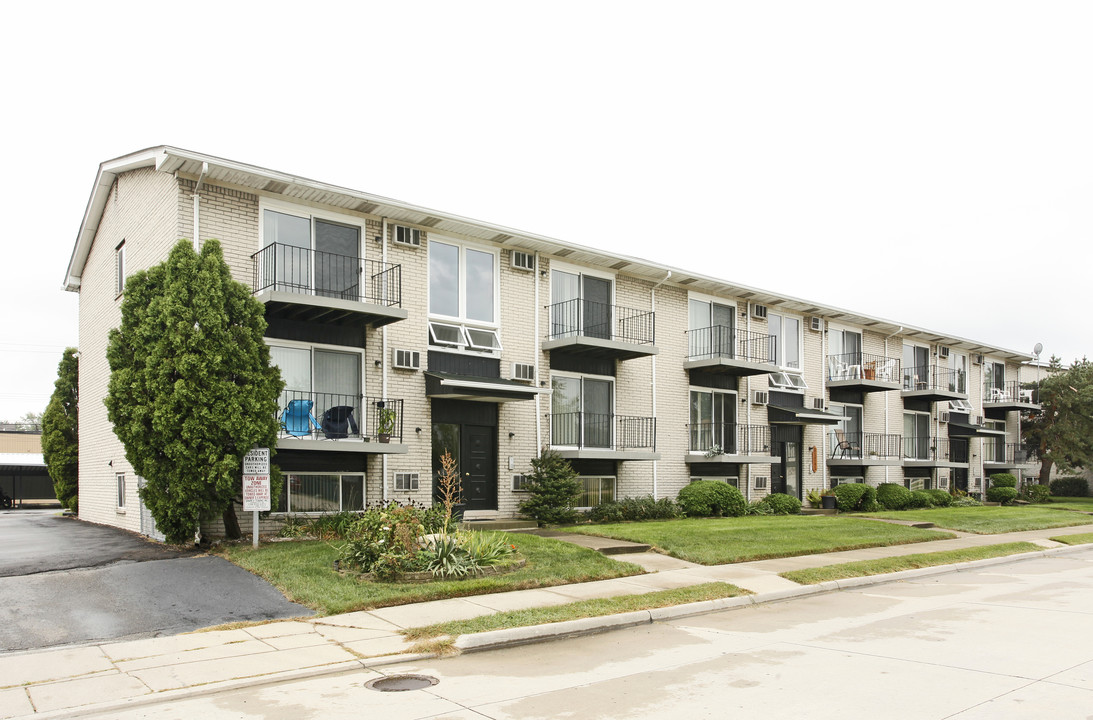 Brentwood Apartments in Garden City, MI - Foto de edificio