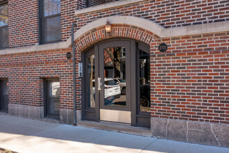 2701 N Wilton Ave in Chicago, IL - Foto de edificio - Building Photo