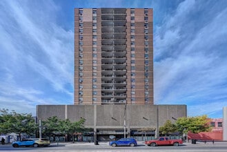 Ouellette Tower in Windsor, ON - Foto de edificio - Building Photo