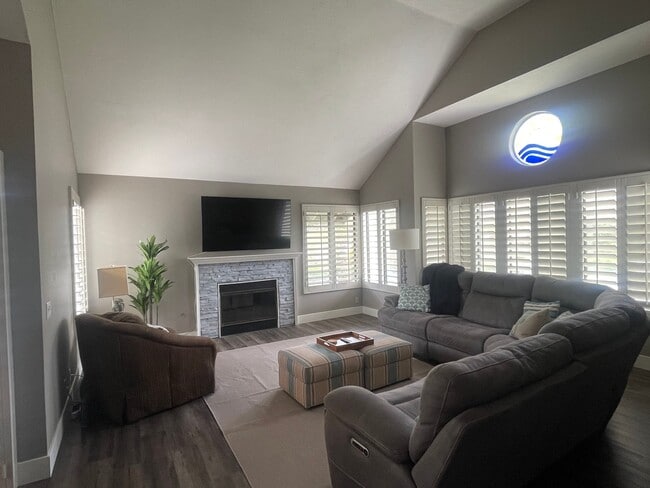 property at 524 Via De La Valle