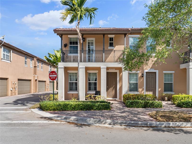 14741 SW 11th St in Pembroke Pines, FL - Foto de edificio
