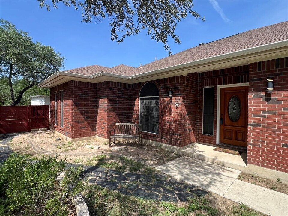 10400 W Cave Loop in Dripping Springs, TX - Building Photo