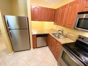 4001 N University Dr in Sunrise, FL - Building Photo - Building Photo