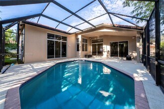 2724 Oakbrook Dr in Weston, FL - Building Photo - Building Photo