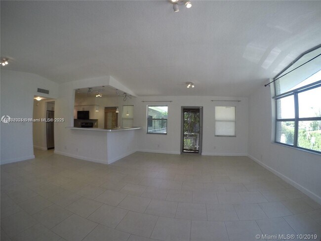 6835 Rue Versailles Dr in Miami Beach, FL - Building Photo - Building Photo