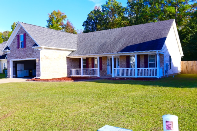 8245 Frenchorn Ln in Fayetteville, NC - Foto de edificio - Building Photo