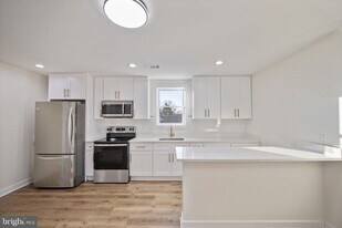 555 S Marlyn Ave in Essex, MD - Building Photo