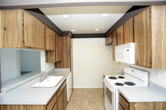 Highland Meadows Apartments in Fullerton, CA - Building Photo - Interior Photo