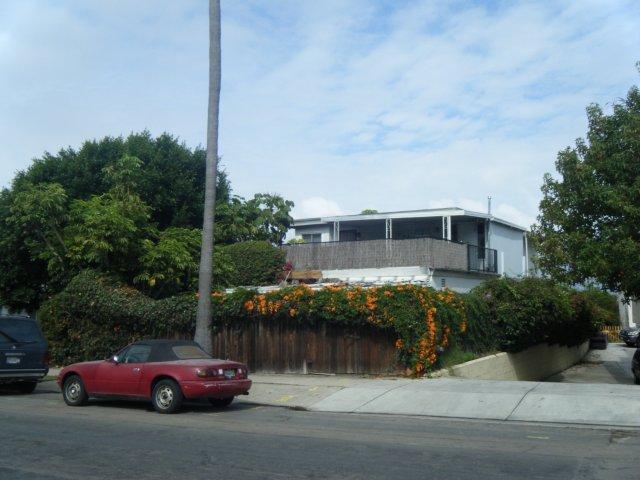 4954 W Point Loma Blvd in San Diego, CA - Foto de edificio