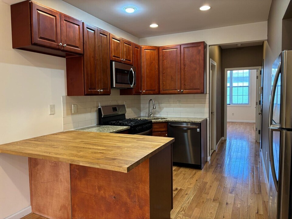 7322 69th Pl in Glendale, NY - Building Photo