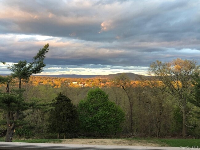 322 Sunset Hill Rd E in Fishkill, NY - Building Photo - Building Photo